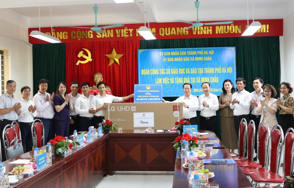 Nhân dịp đầu năm học mới, ngành Giáo dục Hà Nội dành tặng nhiều món quà ý nghĩa cho thầy, trò các nhà trường trên địa bàn xã