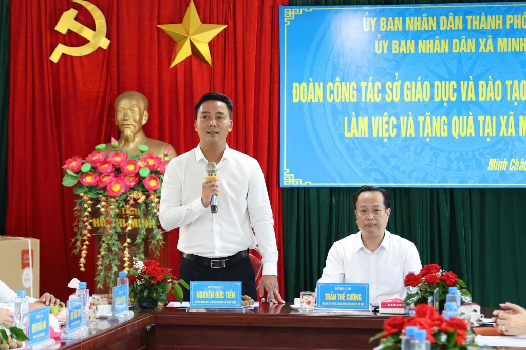 Đồng chí Nguyễn Đức Tiến - Bí thư Đảng uỷ, Chủ tịch HĐND xã Minh Châu cảm ơn sự quan tâm của ngành Giáo dục Hà Nội dành cho xã