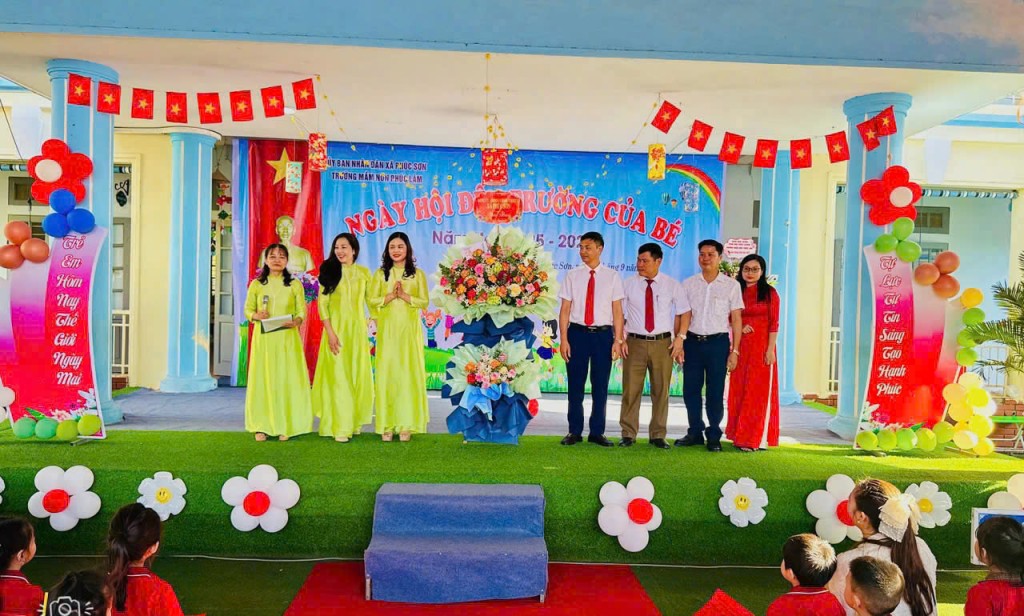 Lãnh đạo xã Phúc Sơn chúc mừng khai giảng trường mầm non Phúc Lâm Lãnh đạo xã Phúc Sơn chúc mừng khai giảng trường mầm non Phúc Lâm