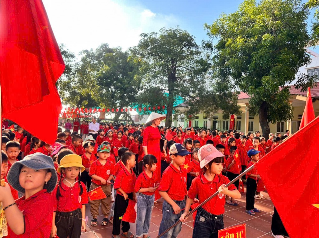 Các em học sinh rất vui vì được đến trường sau một thời gian nghỉ hè Các em học sinh rất vui vì được đến trường sau một thời gian nghỉ hè