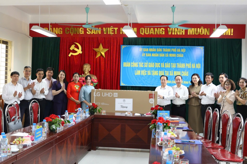 Ngành Giáo dục Hà Nội tặng tivi cho trường Tiểu học Minh Châu