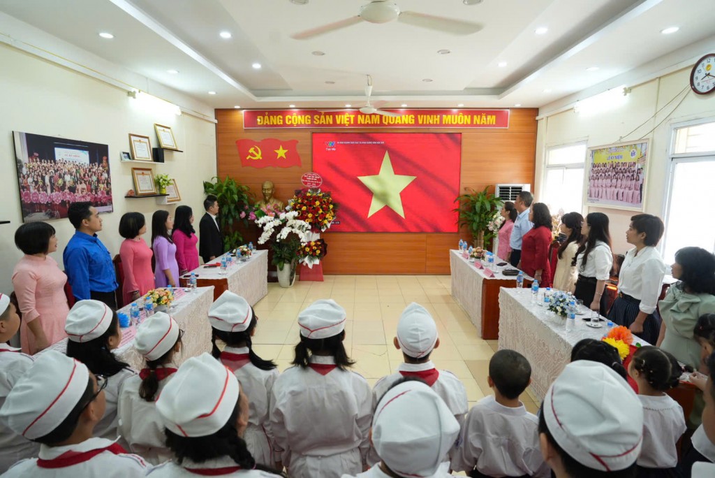 Cô và trò nhà trường tham dự lễ khai giảng trực tuyến, mở đầu với nghi thức chào cờ, hát Quốc ca
