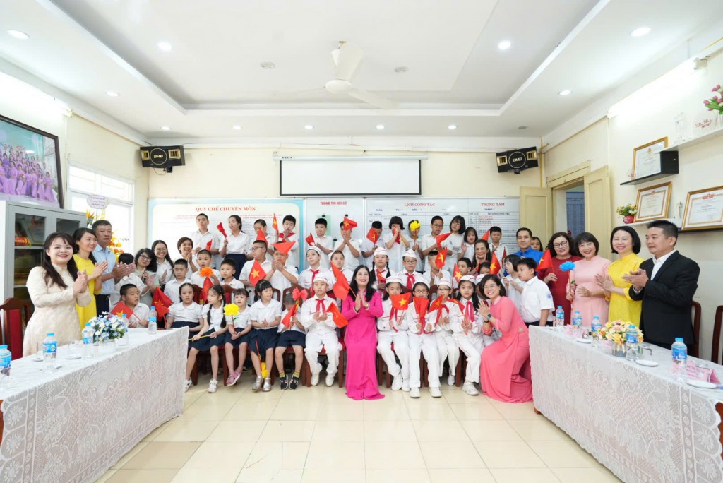 Cô và trò nhà trường hân hoan ngày khai trường