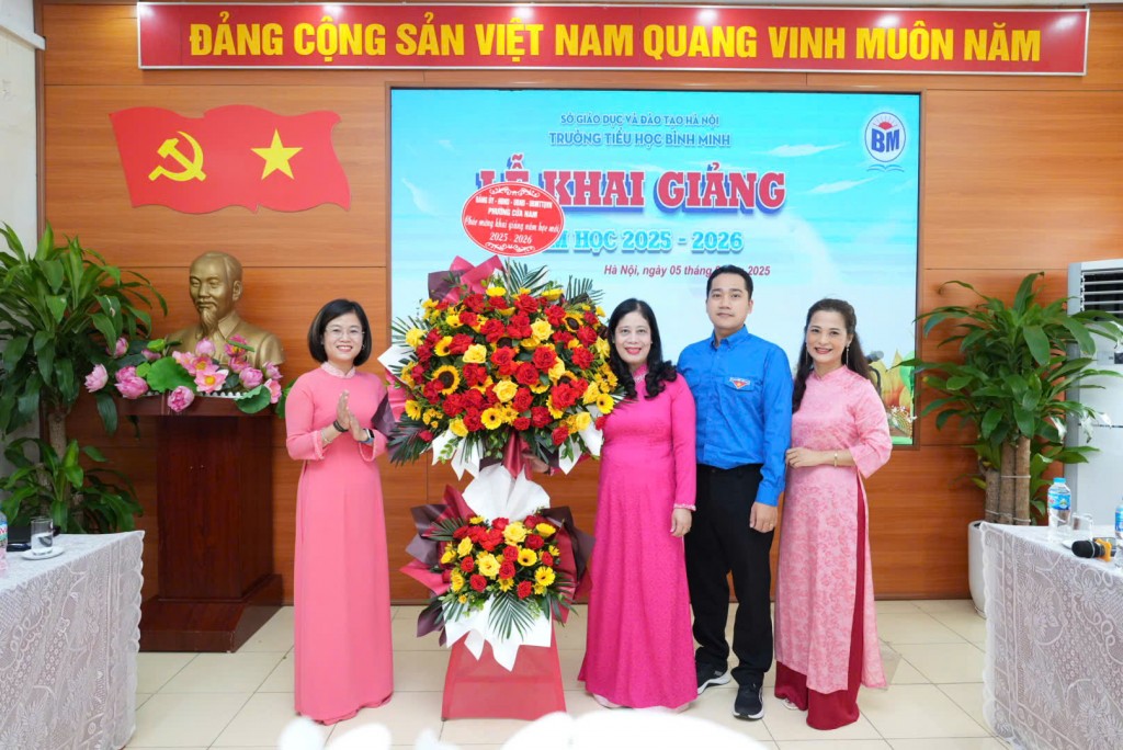 Lãnh đạo phường Cửa Nam chúc mừng thầy và trò nhà trường nhân dịp năm học mới