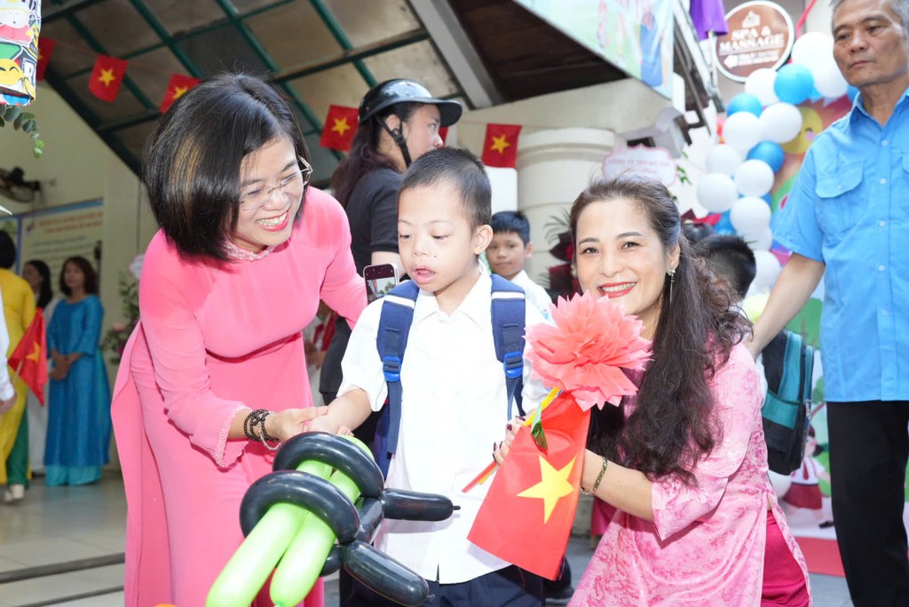 Các cô giáo trong Ban Giám hiệu trường Tiểu học Bình Minh đón học sinh ngày khai trường