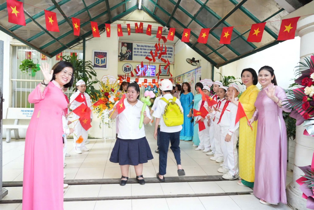 Các cô giáo chào đón học sinh