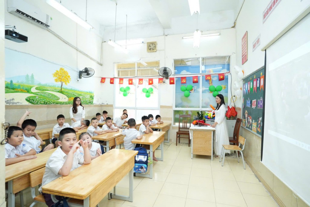 Các em học sinh tham gia hoạt động tại lớp sau lễ khai giảng