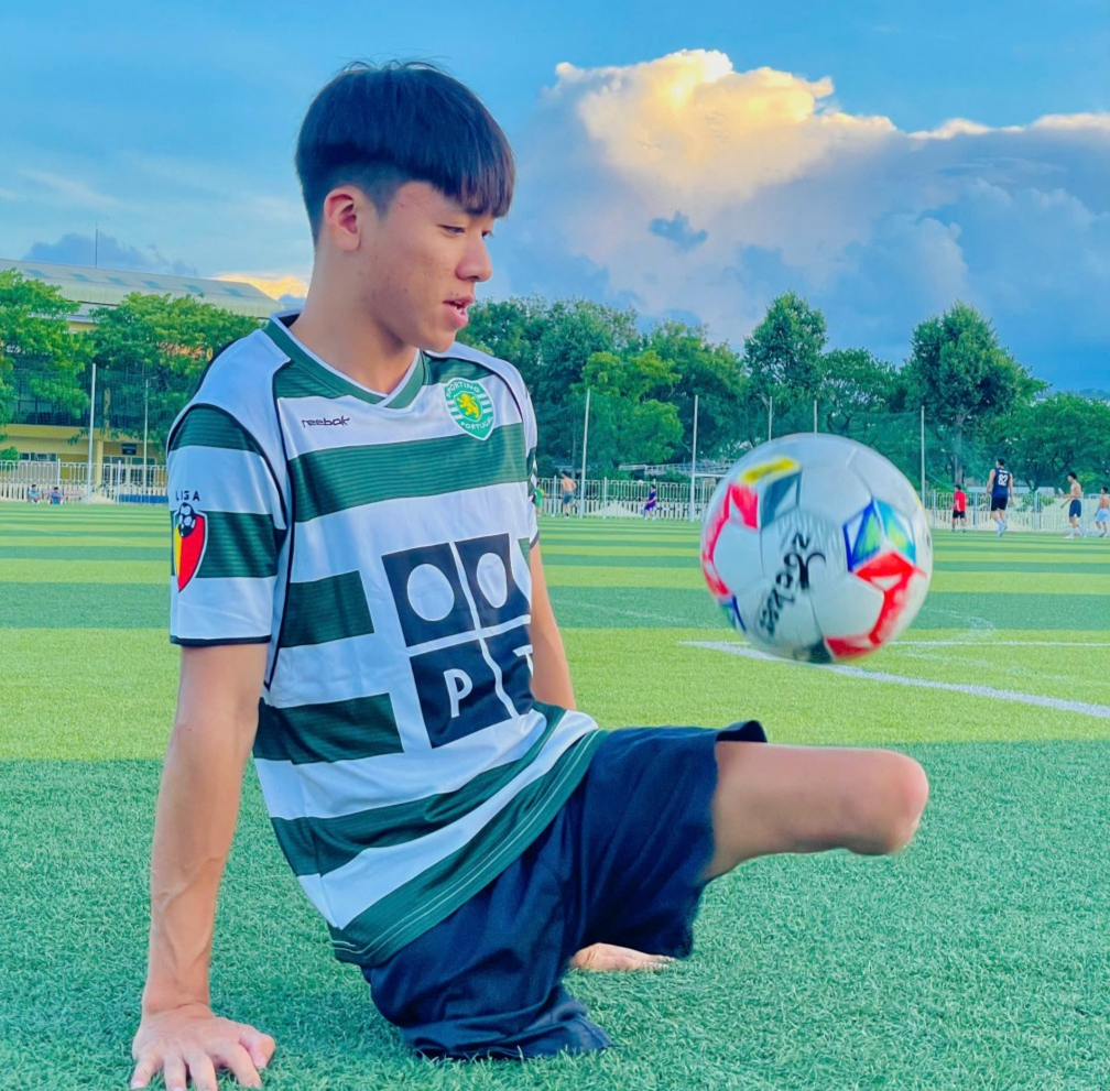 Hưng có niềm đam mê bóng đá