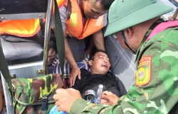 Đồn Biên phòng Cô Tô cứu ngư dân bị tai biến trên biển