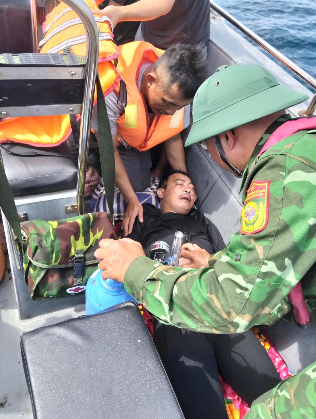 Đồn Biên phòng Cô Tô cứu ngư dân bị tai biến trên biển