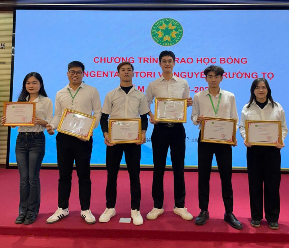 Nam đạt nhiều thành tích trong học tập Nam đạt nhiều thành tích trong học tập