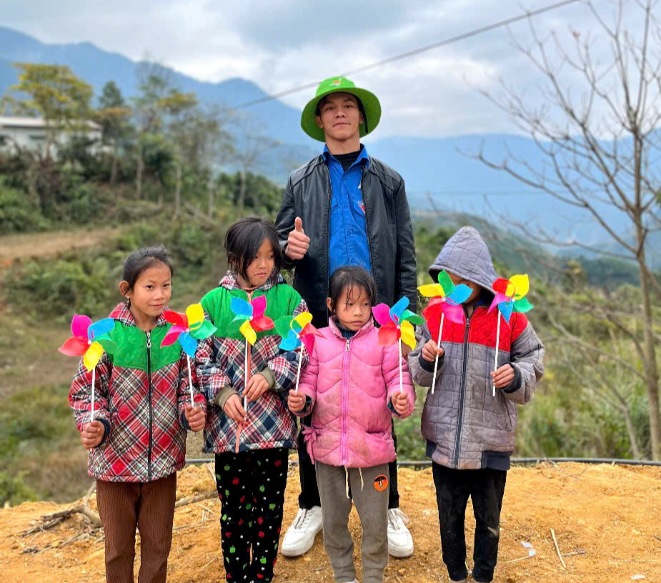 Nam tích cực tham gia các hoạt động sẻ chia với cộng đồng Nam tích cực tham gia các hoạt động sẻ chia với cộng đồng