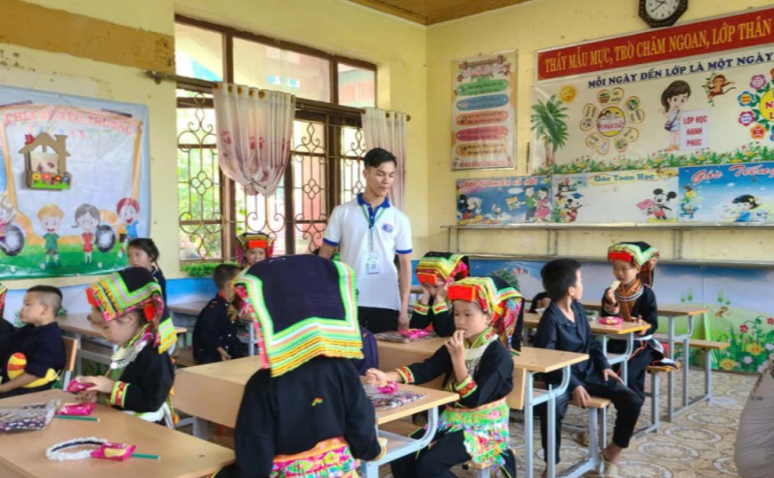 Chàng trai khuyết tật tham gia hoạt động tình nguyện tại vùng cao Chàng trai khuyết tật tham gia hoạt động tình nguyện tại vùng cao