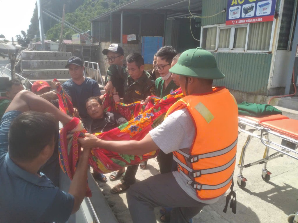 Đồn Biên phòng Cô Tô cứu ngư dân bị tai biến trên biển