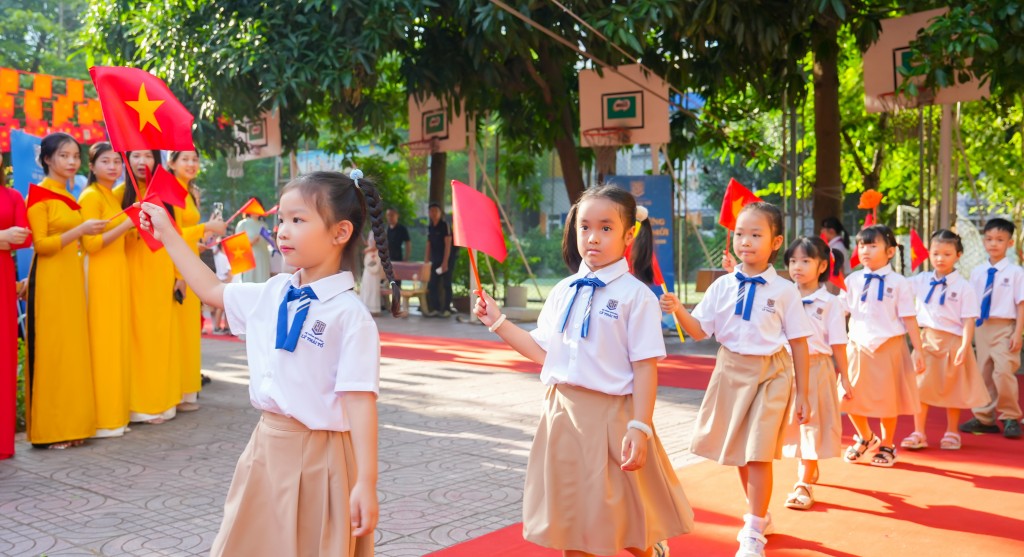 Học sinh lớp 1 hân hoan bước vào Đón năm học mới bằng khát vọng tiên phong