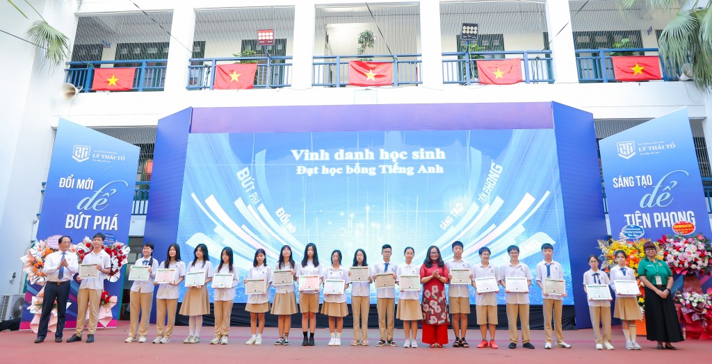 tại lễ khai giảng, lãnh đoạ nhà trường cũng vinh danh những học sinh đạt học bổng tiếng Anh tại lễ khai giảng, lãnh đoạ nhà trường cũng vinh danh những học sinh đạt học bổng tiếng Anh