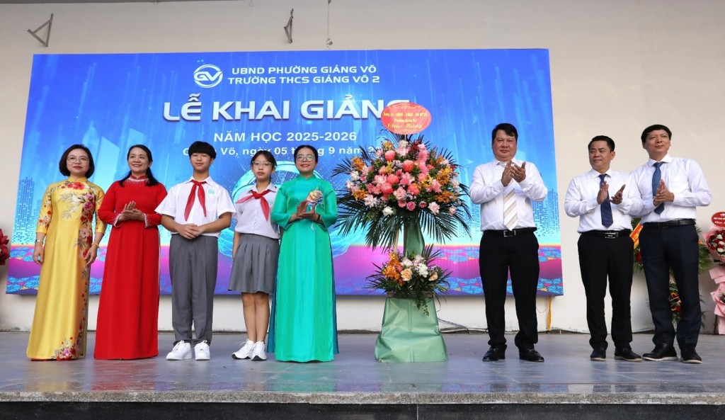 Đồng chí Tống Học Nghĩa – Bí thư Đảng ủy, Chủ tịch HĐND phường (đứng thứ 3 từ phải qua trái) đồng chí Nguyễn Thái Hoàng – Ủy viên Thường vụ, Chánh văn phòng Đảng ủy (đứng thứ 2 từ phải qua trái); đồng chí Nguyễn Như Tùng – Phó Trưởng phòng Văn hóa – Xã hội (đứng đầu tiên bên trái) tặng hoa chúc mừng nhà trường nhân ngày khai giảng năm học 2025-2026 Đồng chí Tống Học Nghĩa – Bí thư Đảng ủy, Chủ tịch HĐND phường (đứng thứ 3 từ phải qua trái) đồng chí Nguyễn Thái Hoàng – Ủy viên Thường vụ, Chánh văn phòng Đảng ủy (đứng thứ 2 từ phải qua trái); đồng chí Nguyễn Như Tùng – Phó Trưởng phòng Văn hóa – Xã hội (đứng đầu tiên bên trái) tặng hoa chúc mừng nhà trường nhân ngày khai giảng năm học 2025-2026