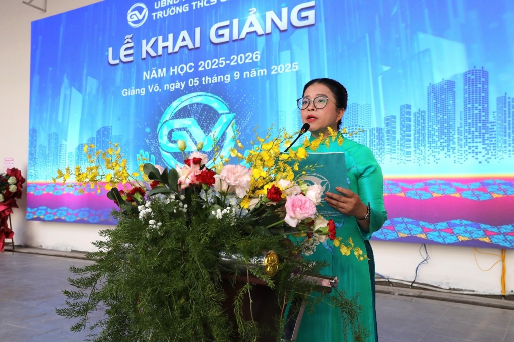 Nhà giáo Phạm Thị Hương Giang – Bí thư Chi bộ, Hiệu trưởng phát biểu trong lễ Khai giảng năm học 2025-2026 Nhà giáo Phạm Thị Hương Giang – Bí thư Chi bộ, Hiệu trưởng phát biểu trong lễ Khai giảng năm học 2025-2026