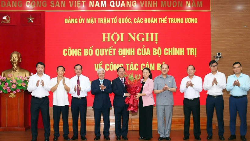 Ban Thường vụ Đảng ủy MTTQ, các đoàn thể Trung ương chúc mừng đồng chí Nguyễn Phi Long. 