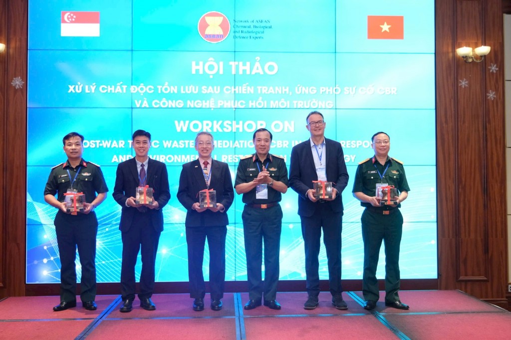Tổng Giám đốc NACCET tặng quà lưu niệm cho Ban điều hành hội thảo