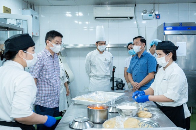 Kiểm tra chất lượng bánh Trung thu tại khách sạn 5 sao Pan Pacific