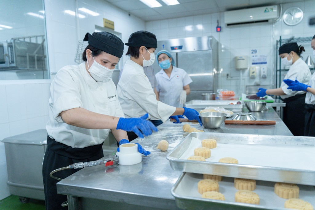 Kiểm tra chất lượng bánh Trung thu tại khách sạn 5 sao Pan Pacific