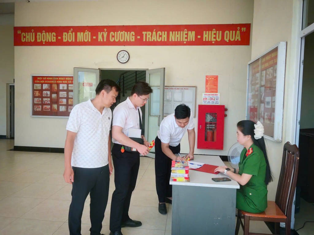 Đội Chữa cháy và CNCH khu vực số 19 phát cẩm nang tuyên truyền PCCC và CNCH cho người đứng đầu cơ sở