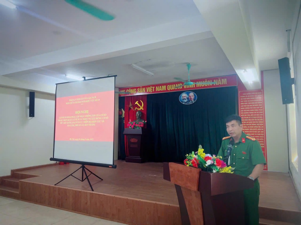 Chỉ huy Đội Chữa cháy và CNCH khu vực số 19 phát biểu quán triệt tại hội nghị