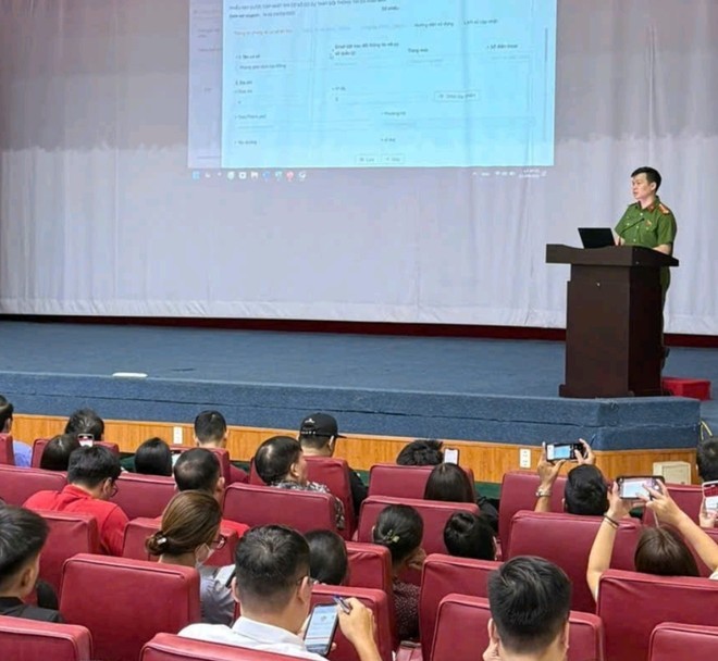 Báo cáo viên Đội Chữa cháy và CNCH khu vực số 18 hướng dẫn khai báo, cập nhật thông tin cơ sở thuộc diện quản lý về PCCC