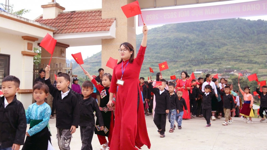 Trên con đường núi quanh co, bước chân rộn ràng của những em nhỏ vùng cực Bắc hồn nhiên đến lớp. Chiếc cặp nhỏ đung đưa theo nhịp, chở theo cả niềm tin của gia đình gửi gắm nơi con chữ.