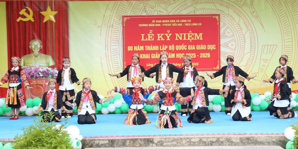 Mỗi nụ cười học trò là một gam màu tươi mới nơi biên cương. Cùng nhau, chúng tạo nên bức tranh ngày tựu trường rực sáng giữa cao nguyên đá hùng vĩ.