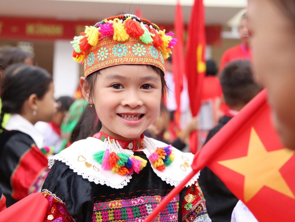 Nụ cười hồn nhiên của em nhỏ người Mông trong ngày khai giảng năm học mới. Giữa cái se lạnh của cao nguyên đá, nụ cười ấy như ánh nắng ấm áp lan tỏa khắp sân trường.