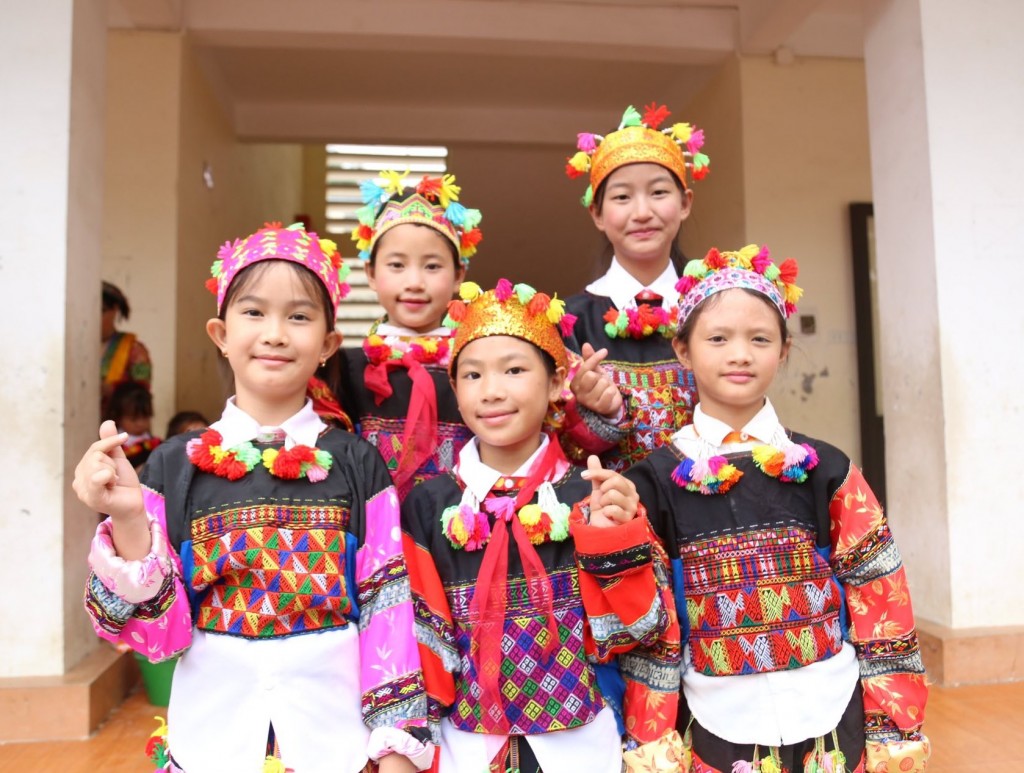 Sắc màu dân tộc hòa cùng niềm vui đến lớp trong ngày đầu năm học. Những tà váy thổ cẩm rực rỡ tung bay, hòa cùng tiếng cười giòn tan làm rộn rã sân trường.