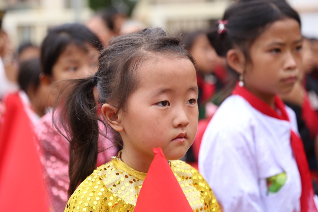 Ánh mắt trẻ thơ, niềm tin vào con chữ trên hành trình vượt núi đến trường. Dẫu đường còn xa và dốc, ước mơ trong veo ấy vẫn sáng mãi nơi biên cương.