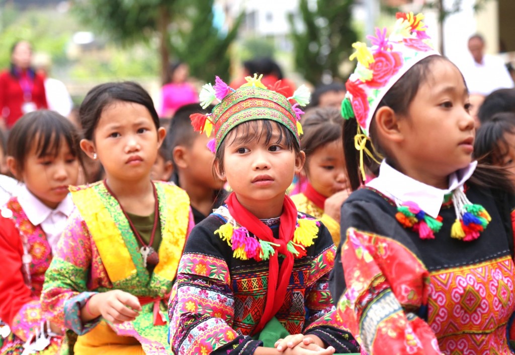 Gương mặt rạng rỡ, ngây thơ níu giữ vẻ đẹp trong sáng của tuổi thơ vùng cao. Giữa núi đá xám trầm, nụ cười trẻ thơ chính là sắc màu ấm áp nhất.