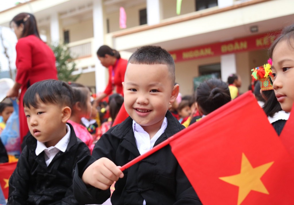 Khoảnh khắc trong trẻo: niềm vui ngày khai trường trên cao nguyên đá. Tiếng trống trường ngân vang, hòa trong tiếng nói cười hồn nhiên làm xua tan sương núi mờ giăng.