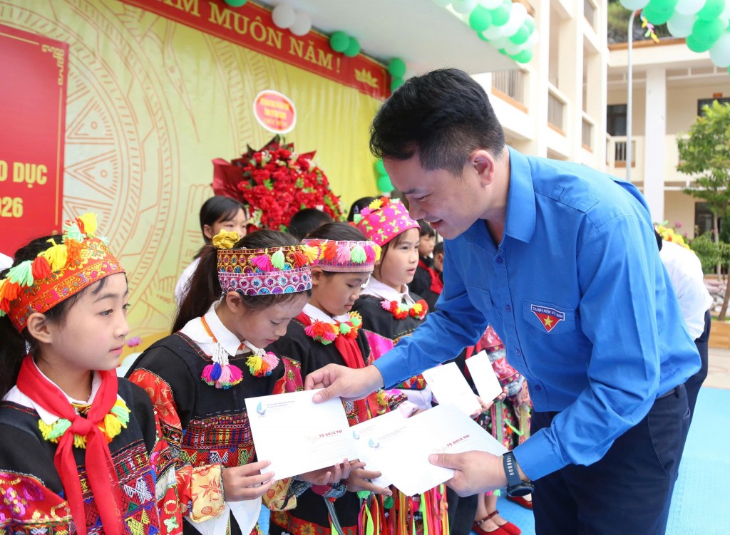 Anh Nguyễn Kim Quy, Uỷ viên Ban Thường vụ Trung ương Đoàn, Phó Chủ tịch Thường trực Trung ương Hội LHTN Việt Nam trao quà tới các em học sinh