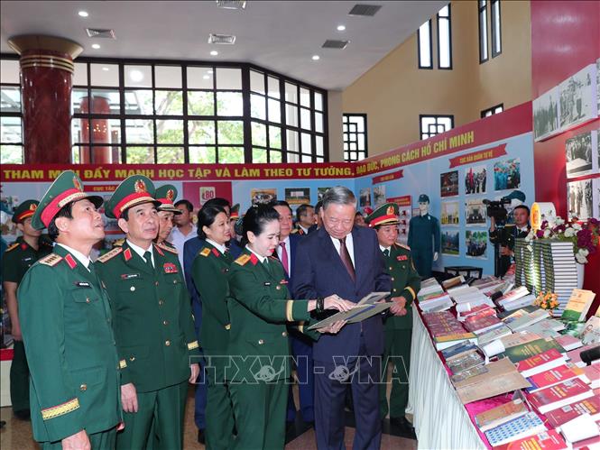 Tổng Bí thư dự Kỷ niệm 80 năm Ngày truyền thống Bộ Tổng Tham mưu QĐND Việt Nam Chú thích ảnh