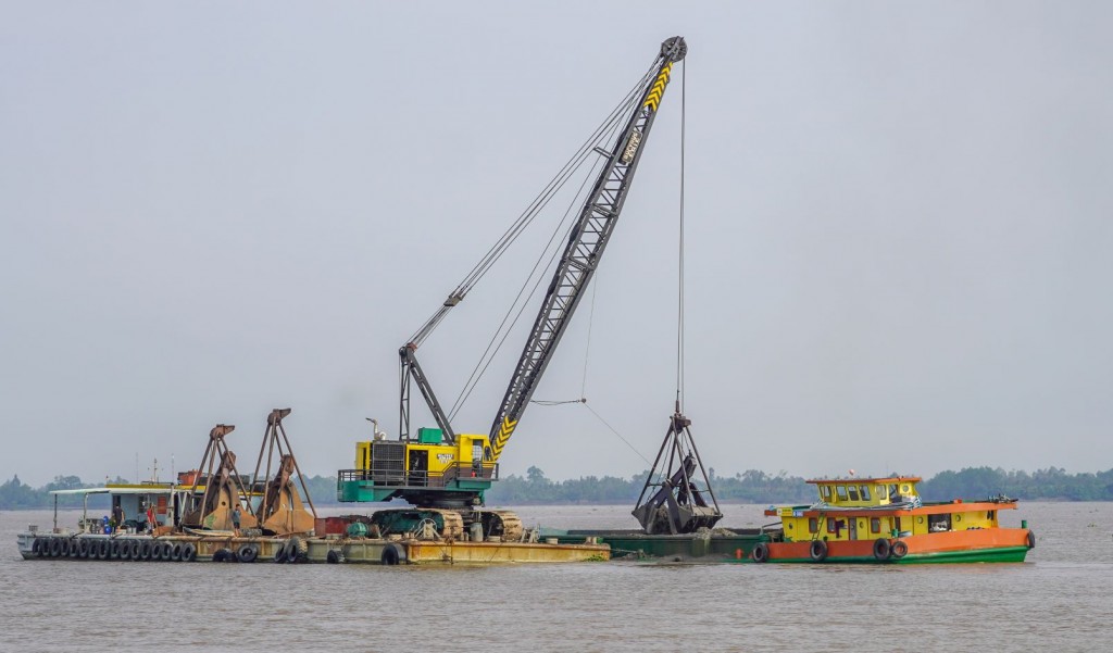 Khai thác cát phục vụ dự án cao tốc Châu Đốc – Cần Thơ – Sóc Trăng đoạn qua Cần Thơ. (Ảnh: Phương Anh)