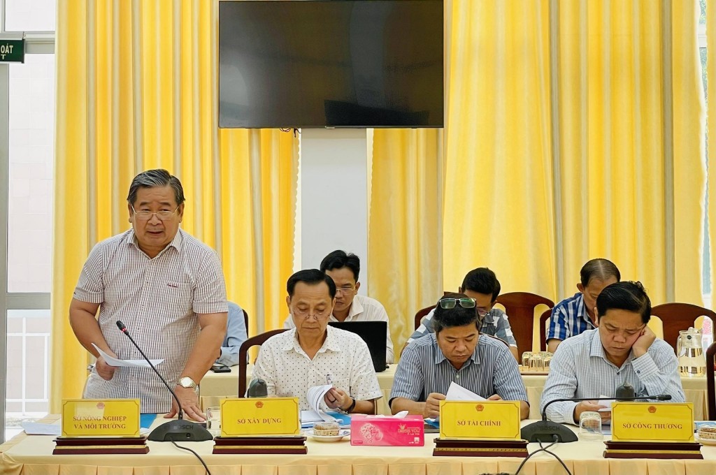 Giám đốc Sở Nông nghiệp và Môi trường thành phố Cần Thơ Ngô Thái Chân báo cáo tình hình khai thác các mỏ cát trên địa bàn thành phố.