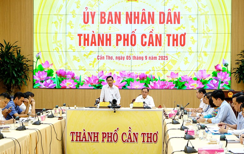 Chủ tịch UBND thành phố Cần Thơ Trần Văn Lâu phát biểu kết luận cuộc họp.