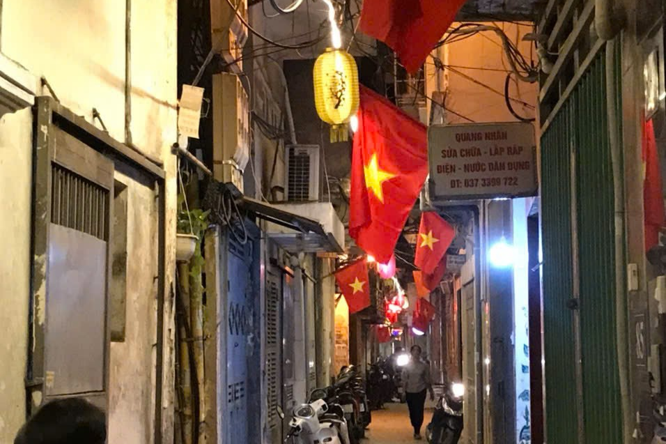 Với hệ thống đèn được lắp đặt giúp người dân đi lại thuận tiện hơn Với hệ thống đèn được lắp đặt giúp người dân đi lại thuận tiện hơn