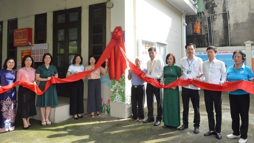 các đại biểu cắt băng khánh thành mô hình điểm “Tổ dân phố an toàn cho phụ nữ và trẻ em” tại Tổ dân phố số 7 phường Long Biên. các đại biểu cắt băng khánh thành mô hình điểm “Tổ dân phố an toàn cho phụ nữ và trẻ em” tại Tổ dân phố số 7 phường Long Biên.