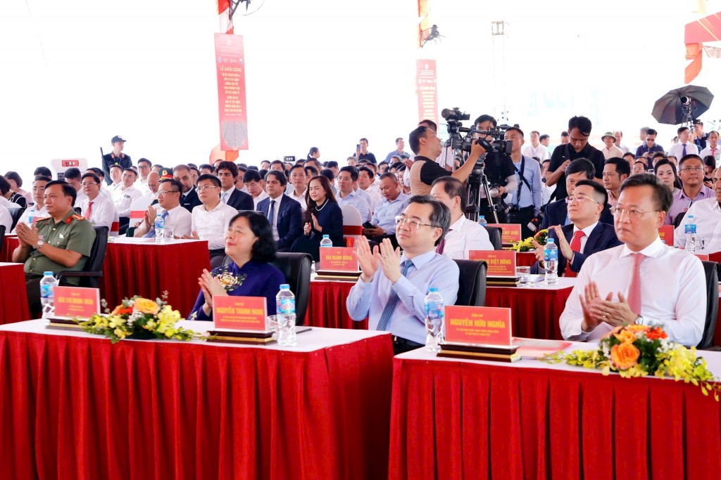 Bí thư Thành ủy Hà Nội Bùi Thị Minh Hoài cùng các đại biểu dự lễ khởi công. Ảnh: Viết Thành