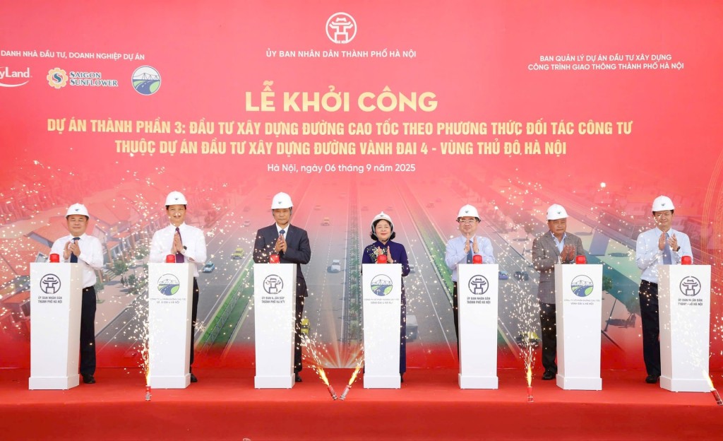 Các đại biểu thực hiện nghi thức khởi công dự án. Ảnh: Viết Thành