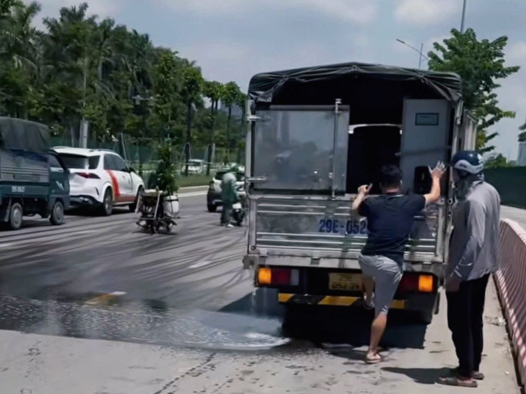 Hiện trường vụ việc xe tải chở dầu tràn ra đường, gây nguy hiểm cho người tham gia giao thông