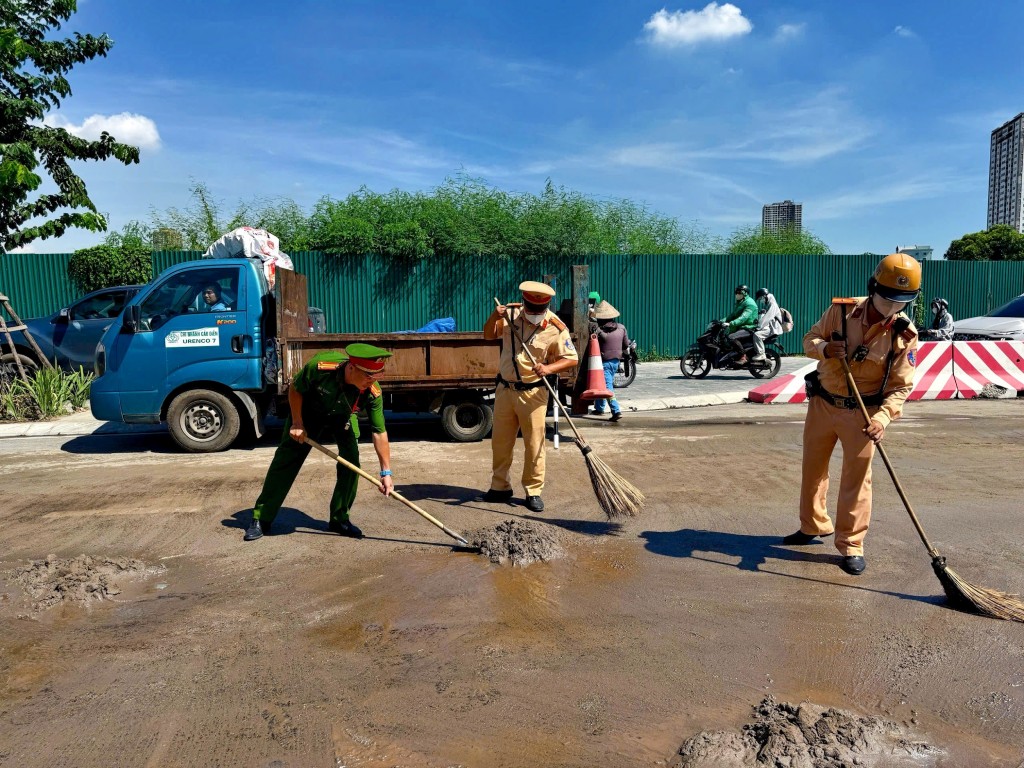 Lực lượng chức năng khắc phục sự cố, bảo đảm an toàn giao thông