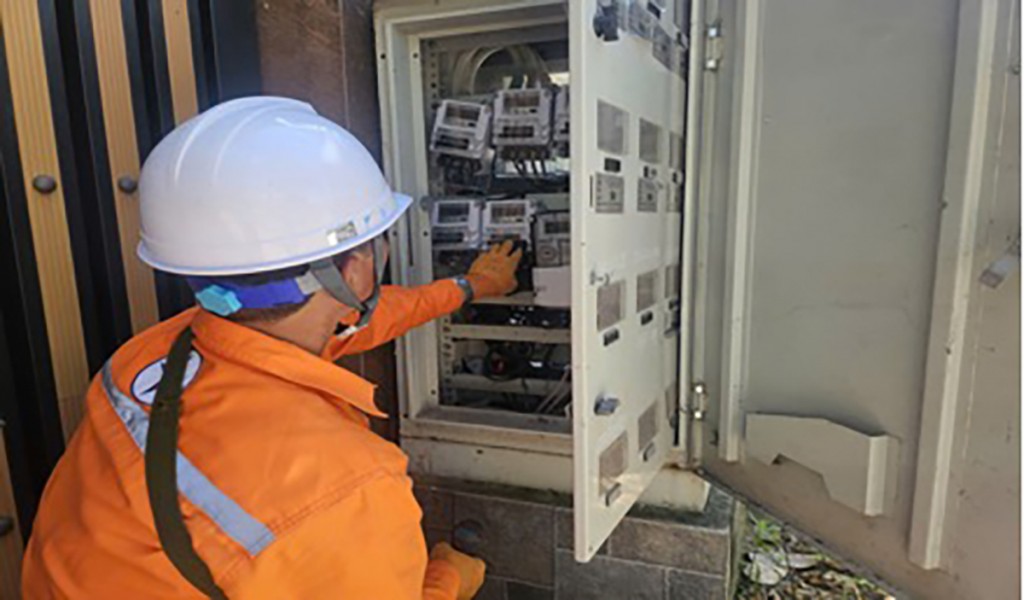 Công nhân EVNNPC trực tiếp kiểm tra công tơ tại hiện trường Công nhân EVNNPC trực tiếp kiểm tra công tơ tại hiện trường