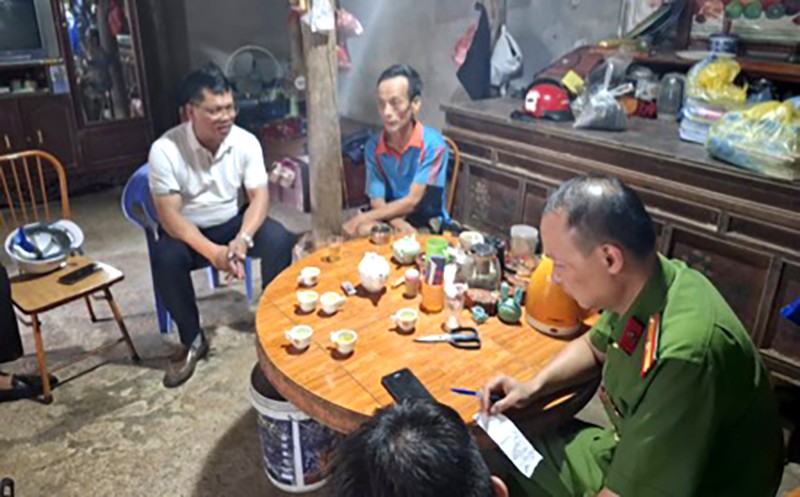 Lực lượng Công an xã Hùng Việt phối hợp với Đội QLĐLKV Cẩm Khê (PC Phú Thọ) cung cấp thông tin chính xác cho khách hàng Lực lượng Công an xã Hùng Việt phối hợp với Đội QLĐLKV Cẩm Khê (PC Phú Thọ) cung cấp thông tin chính xác cho khách hàng