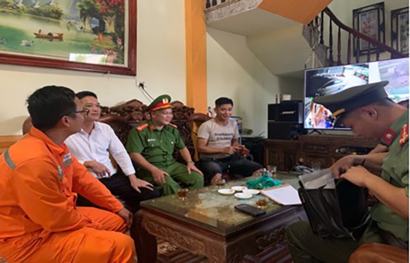 Đội Quản lý Điện lực khu vực Ân Thi (PC Hưng Yên) phối hợp với Công an xã Ân Thi làm việc với khách hàng Đội Quản lý Điện lực khu vực Ân Thi (PC Hưng Yên) phối hợp với Công an xã Ân Thi làm việc với khách hàng